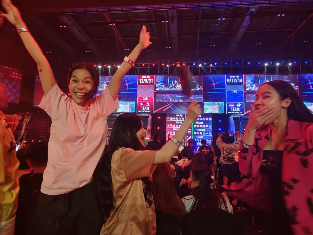 在柬埔寨因中国游戏欢呼的人们