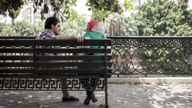 面纱之下，中东女孩在符合＂教法＂的应用上约会