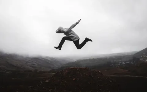 多次寻求收购失败，这家公司痛定思痛，竟挖到了一款“10亿”流水的爆款