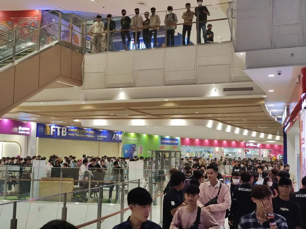 在柬埔寨因中国游戏欢呼的人们