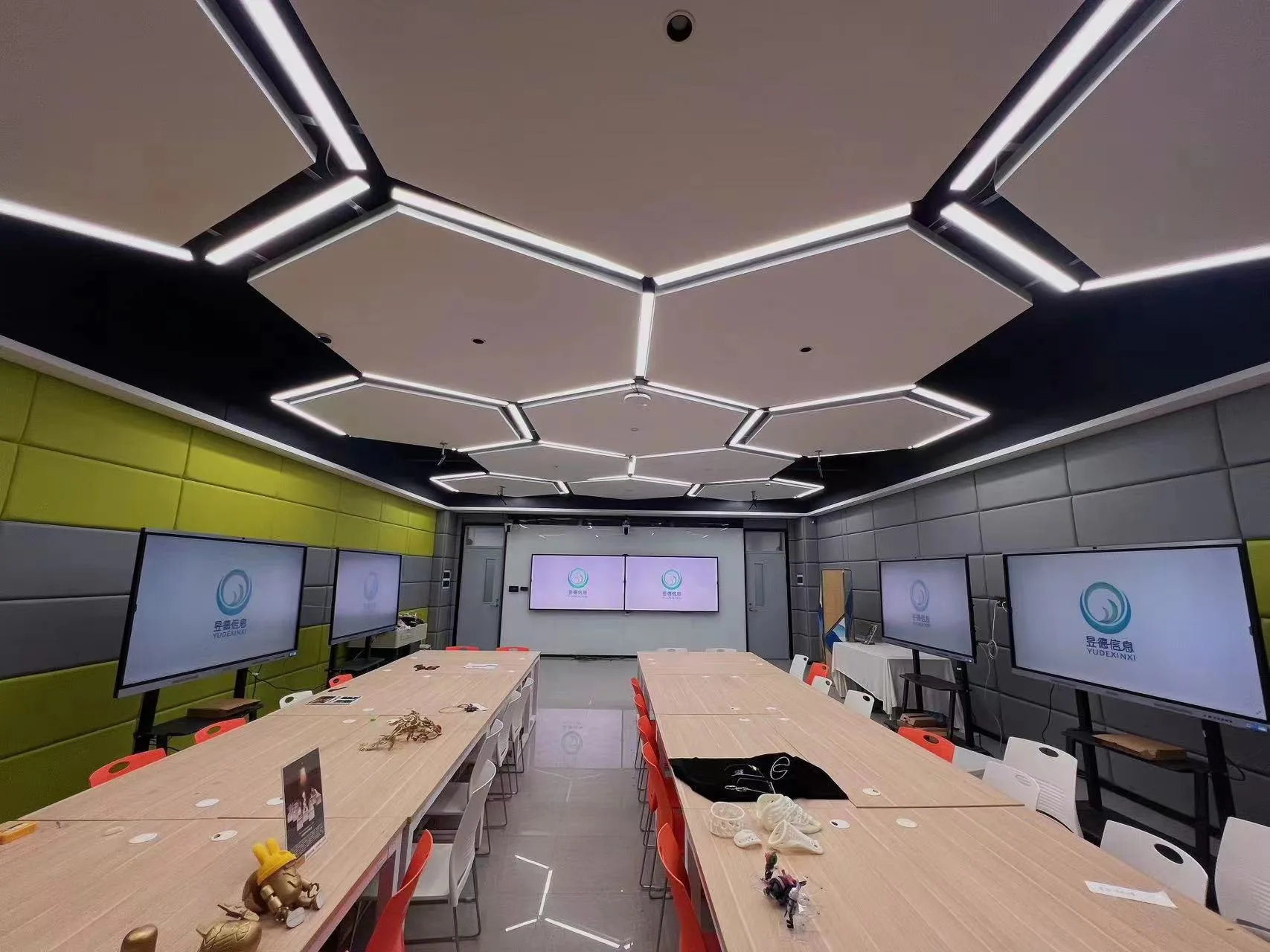 为超过2000名学生提供创意启发和参考，亚马逊云科技携手伊克罗德信息帮助昱德信息以 AI 赋能艺术教学