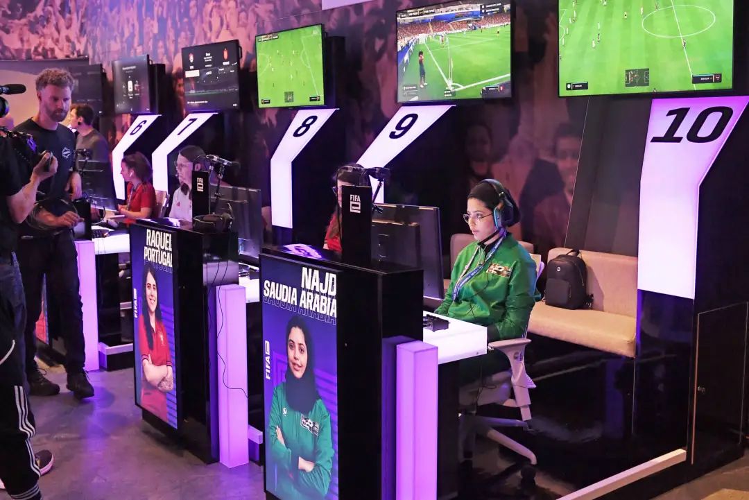 网络暴力、资源不平等，这群女孩在偏见中成长为FIFA电竞选手