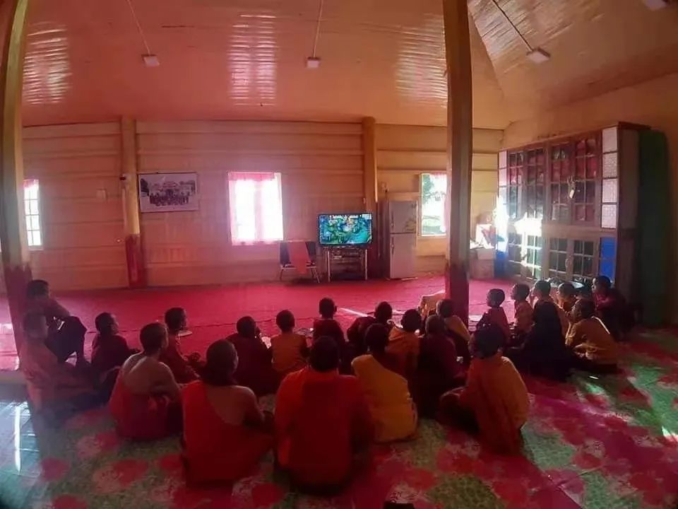 在柬埔寨因中国游戏欢呼的人们