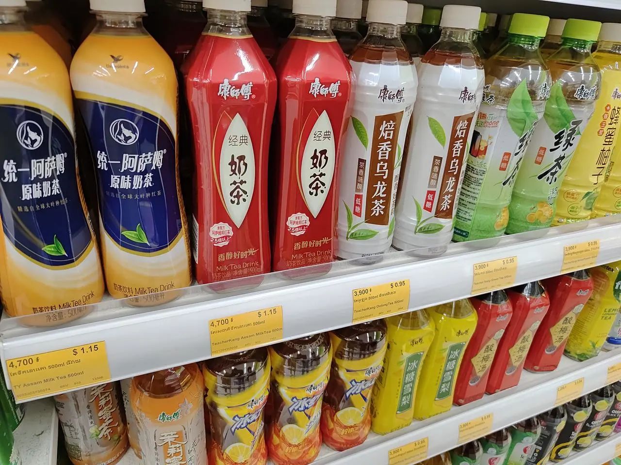 在柬埔寨因中国游戏欢呼的人们