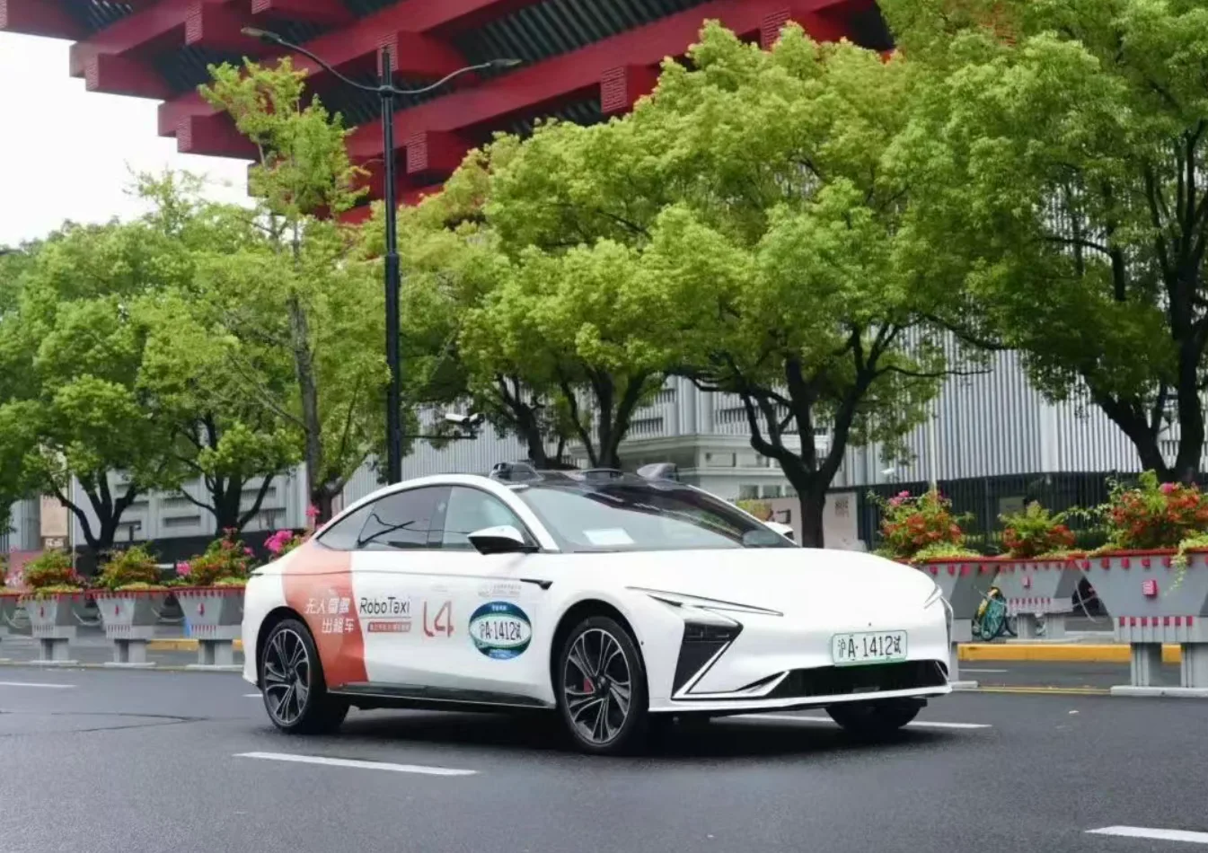 智己汽车亮相2025世界人工智能大会！首获上海新一批智能网联汽车示范运营牌照